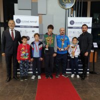 Satranççılar üç koldan kürsüye 