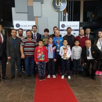 Satranççılar üç koldan kürsüye 