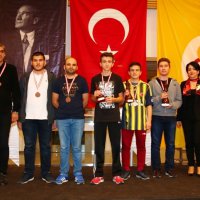 Satranççılar üç koldan kürsüye 