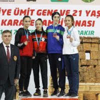 Karatecilerden 3 madalya 