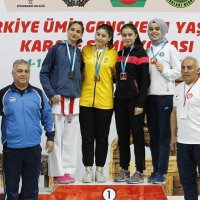 Karatecilerden 3 madalya 
