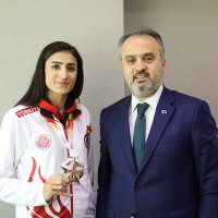 Başkan, olimpiyat yolcusu Hatice Kübra’yı kutladı 