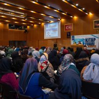 Ünlü yazarlar okurlarıyla buluştu 