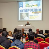 Ünlü yazarlar okurlarıyla buluştu 