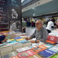 Ünlü yazarlar okurlarıyla buluştu 