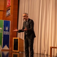 Ünlü yazarlar okurlarıyla buluştu 