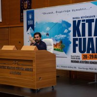 Ünlü yazarlar okurlarıyla buluştu 