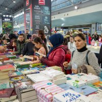 Ünlü yazarlar okurlarıyla buluştu 