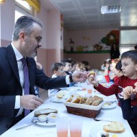 Başkan Amca’dan ballı ekmek  