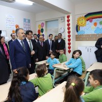 Küçük yazar, karne aldı kitabını hediye etti 