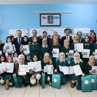 Küçük yazar, karne aldı kitabını hediye etti 