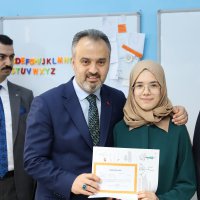 Küçük yazar, karne aldı kitabını hediye etti 