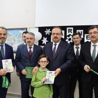 Küçük yazar, karne aldı kitabını hediye etti 