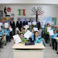 Küçük yazar, karne aldı kitabını hediye etti 