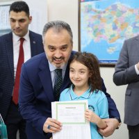 Küçük yazar, karne aldı kitabını hediye etti 