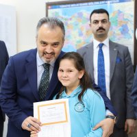 Küçük yazar, karne aldı kitabını hediye etti 