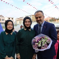 Küçük yazar, karne aldı kitabını hediye etti 