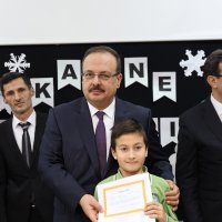 Küçük yazar, karne aldı kitabını hediye etti 