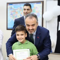 Küçük yazar, karne aldı kitabını hediye etti 