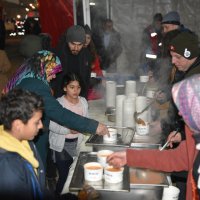 Depremzedelerin yaraları sarılıyor 