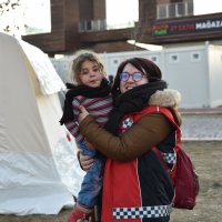 Depremzedelerin yaraları sarılıyor 