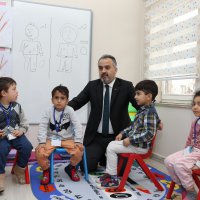 Ana kucağında eğitim başladı  