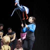 Tiyatroda çocuklara özel kukla oyunu 