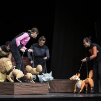 Tiyatroda çocuklara özel kukla oyunu 