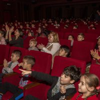 Tiyatroda çocuklara özel kukla oyunu 