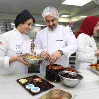 Kadınlar gününde pastalar Başkan Aktaş’tan  