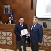 Başarılı personeller mecliste taltif edildi 