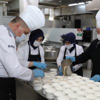 Her gün 2500 kişiye 2 öğün sıcak yemek  