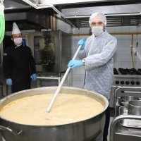 Her gün 2500 kişiye 2 öğün sıcak yemek  