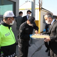 Polise baklavalı kutlama  