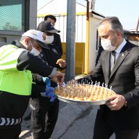 Polise baklavalı kutlama  