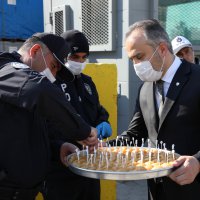 Polise baklavalı kutlama  