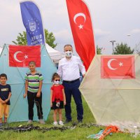 Baba-çocuk uçurtma keyfi 