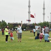 Baba-çocuk uçurtma keyfi 