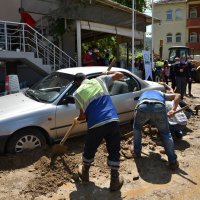 Sel gitti geriye enkazı aldı 