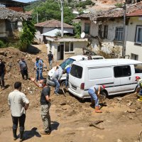 Sel gitti geriye enkazı aldı 