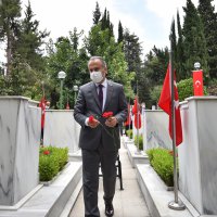 Şehitlikte duygusal anma 