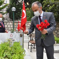 Şehitlikte duygusal anma 