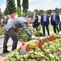 Şehitlikte duygusal anma 