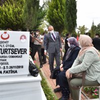 Şehitlikte duygusal anma 