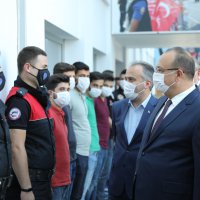 Otobüs terminalinde yolculara bayram sürprizi 