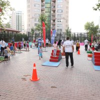 Çocuklar spor yaparak eğleniyor  