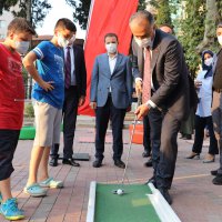Çocuklar spor yaparak eğleniyor  