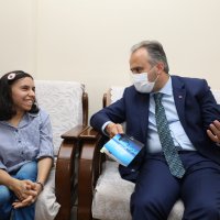 Başkan Aktaş’tan engelli yazar Zehra’ya tebrik  