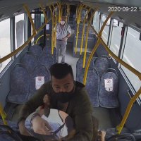 Maskesiz yolcu ile şoför kavgasında kan aktı 