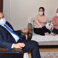 Mutlulukları boylarından büyük  
